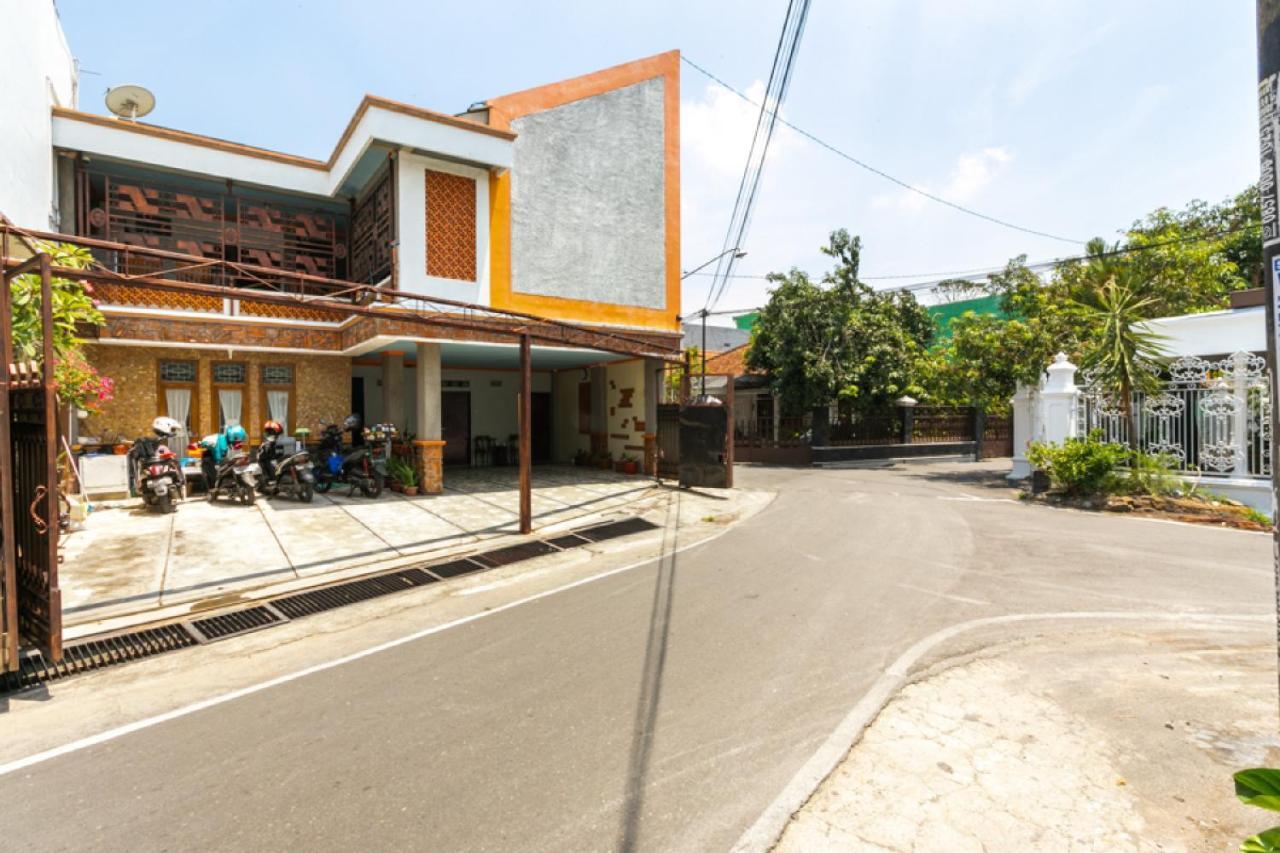 Reddoorz Syariah Near Stadion Manahan Solo 2 Eksteriør billede